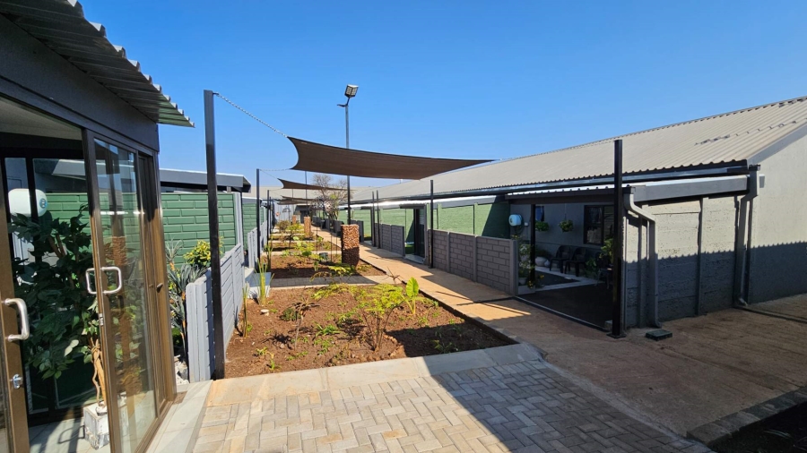 To Let 1 Bedroom Property for Rent in Melodie North West